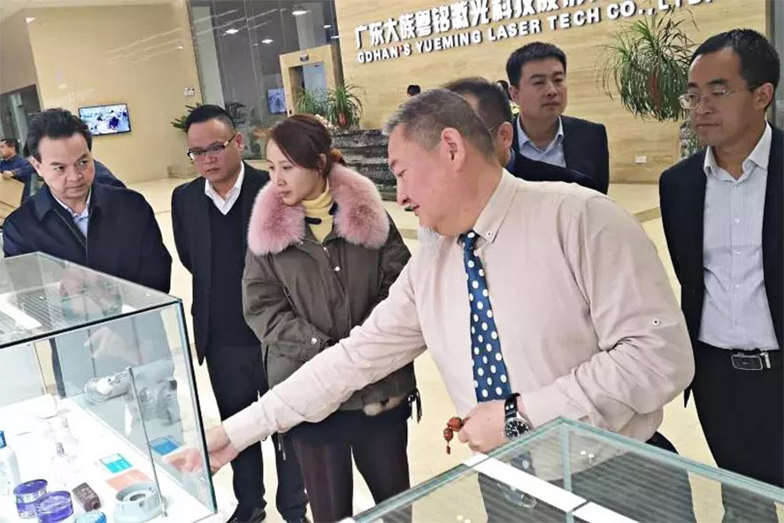 在刘总的陪同下，吴征副县长参观了大族粤铭激光集团产品展示厅